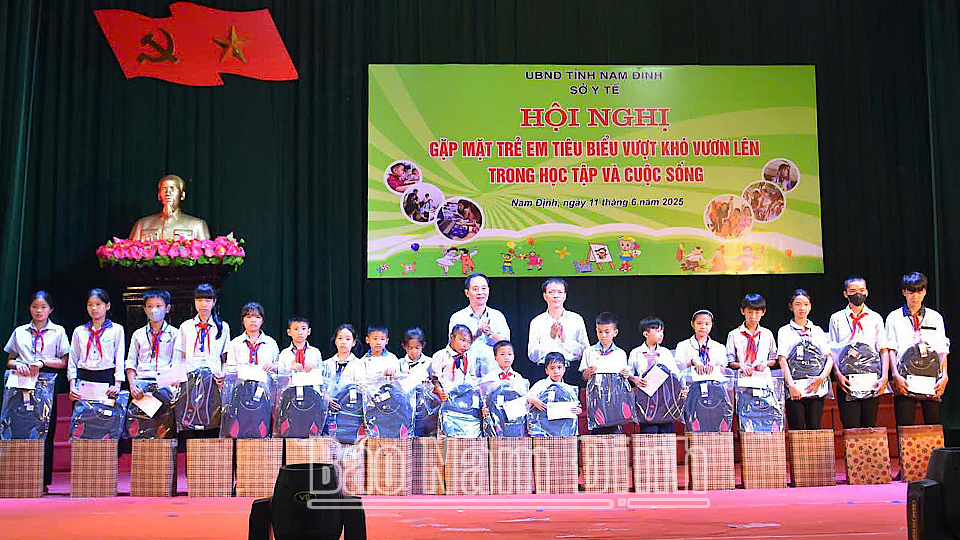 Gặp mặt, tặng quà 100 trẻ em có hoàn cảnh đặc biệt, vượt khó vươn lên